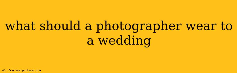 what should a photographer wear to a wedding